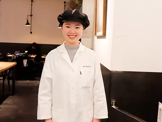 制服はフランスのパン屋さんをイメージしています。