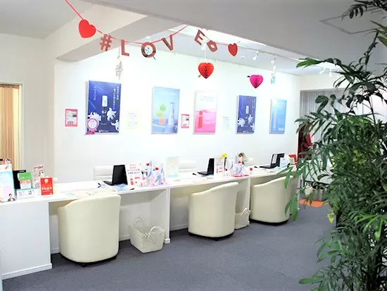 東京日本橋店の様子。休憩時間にフラっと訪れるお客様もいるくらい気軽さがあるお店です。
