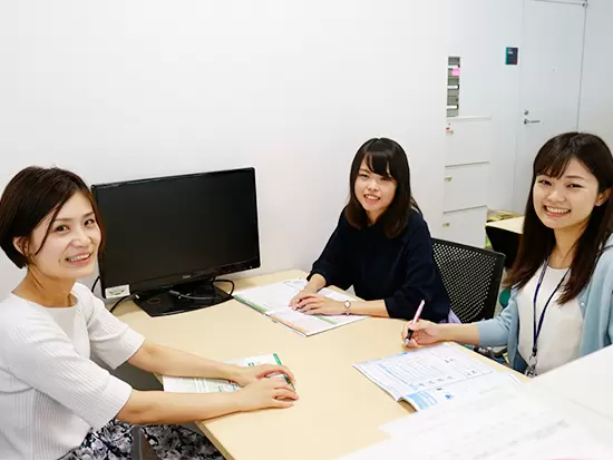 明るい雰囲気の打ち合わせスペース☆自然と会話が盛り上がります！