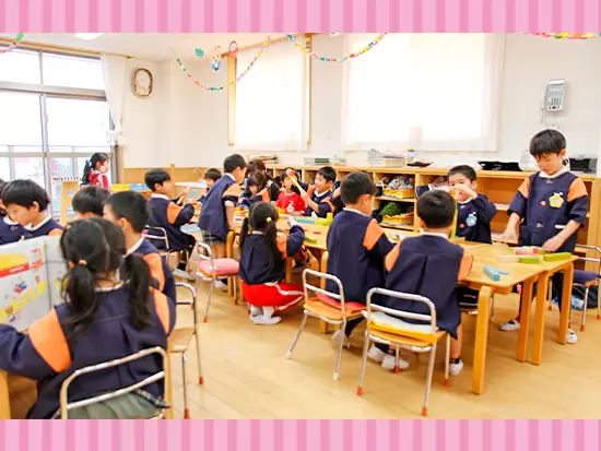 積み木や絵本など、子どもたちが自分の好きなものに熱中できるよう自由度の高い保育目標を立てています。