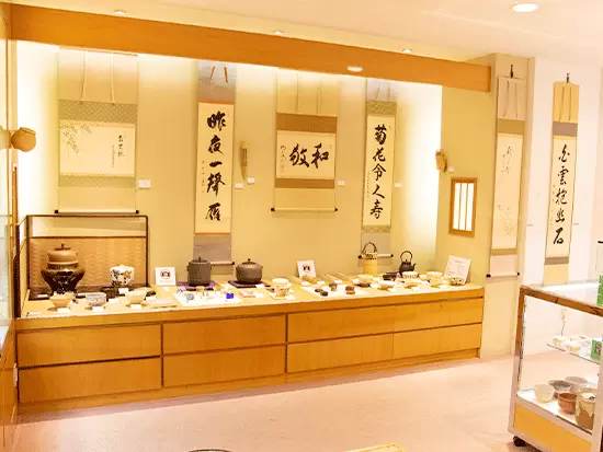 お求めやすい価格の商品から、著名な作家の作品まで幅広く取り揃えています。