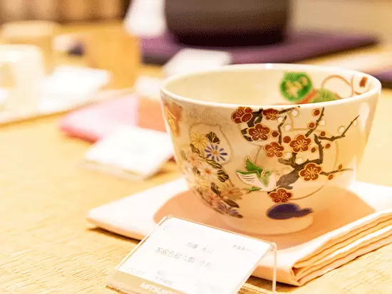 美術品としても価値の高い商品を多数そろえているため、お土産として購入されるお客様もいます。