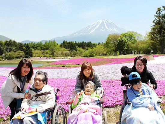 たまにちょっと遠い場所まで足を伸ばすことも。利用者もスタッフも一緒に楽しむことを大切にしています。