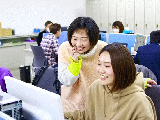 一緒に働くのは3名の女性社員。分からないことも親身になって教えるので未経験でも大丈夫です！