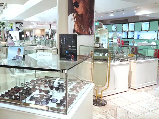 併設しているメガネ・コンタクト販売店の様子。メガネの展示本数は3,000本以上です！