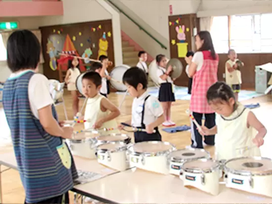 【楽器に触れて音楽を学びます♪】入社祝い金や住宅補助など手厚い待遇が魅力です♪