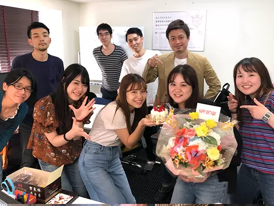 《社員のバースデーパーティー》社員の誕生日は盛大にお祝い！バースデー休暇もあります♪
