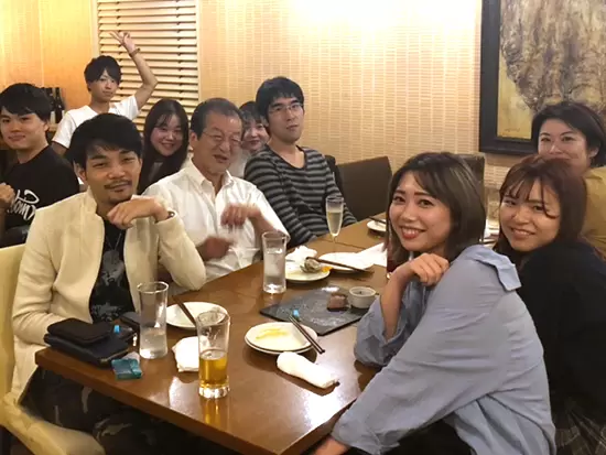 《月1回開催しているディナー会》社歴や性別、年齢による壁は一切なく、フラットな関係です◎
