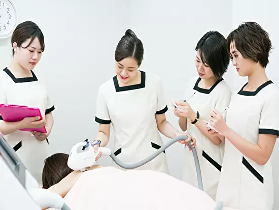 最初は2週間かけて基礎知識をしっかりを習得！お店に出てからも先輩がしっかりとサポートするので安心！