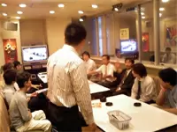 歓迎会の一次会はカラオケ！？部長が歌うは「オレンジレンジ」笑