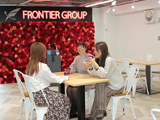 社員同士は良くランチに行ったり、とても仲良し！笑顔が溢れる職場です♪