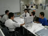 社長と若手社員との顔を突き合わせてミーティング。