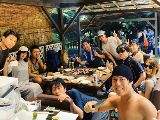 毎年夏には川でバーベキューを実施。 川で泳いだり、お肉やお酒を楽しんだり、大自然でリフレッシュ。