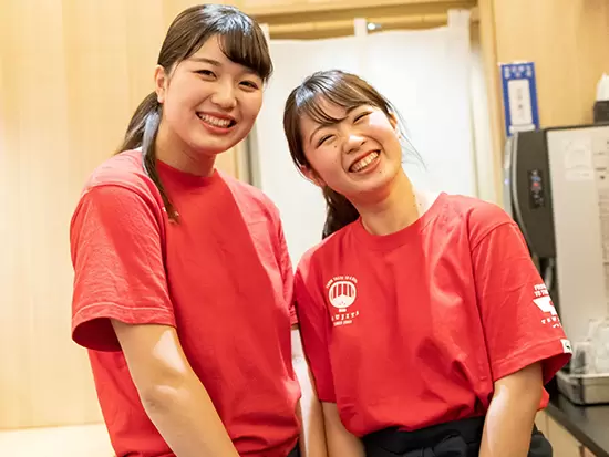 入社後は接客の仕方や湯切りの仕方など、イチからしっかり研修します☆