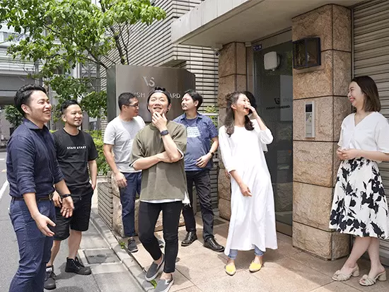 少人数の当社ですが、だからこそ全員が気軽に話せる関係性を築いています。フレンドリーな社員ばかりです！