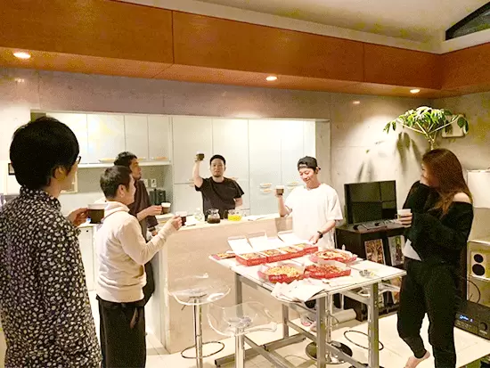 社内でパーティーを開催したり、社長自ら昼食を作ることも！みんなで楽しく働いています！