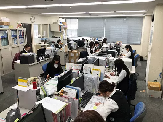 財務経理は全員女性。プライベートとの両立にも理解があり、互いに助け合って業務に取り組んでいます！