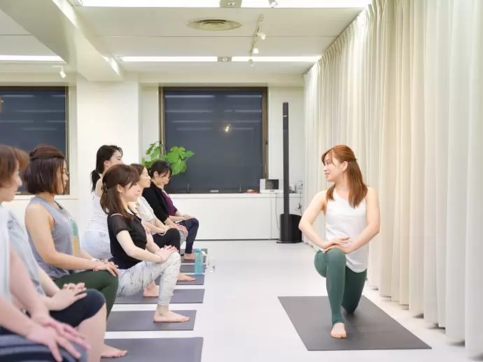 オフィス内で無料のヨガ教室を受講できます。仕事終わりにぜひ☆