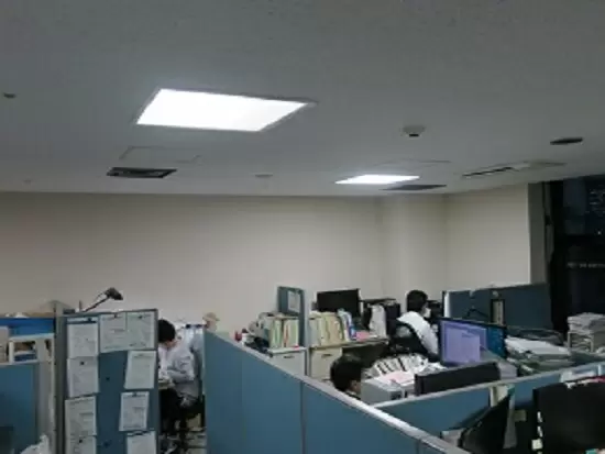 仕事場はパーテーションで区切られています。