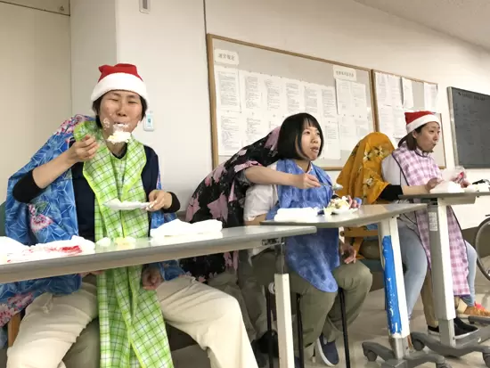 クリスマスケーキを二人羽織で！みんな遊ぶ時ほど全力です（笑）