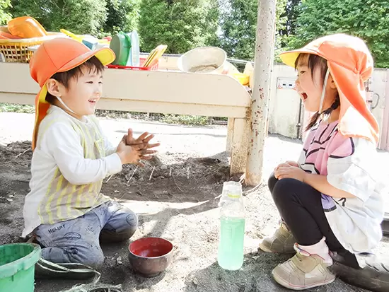 大好きな子どもたちにいつも笑顔でいてもらえるように。アイディアは積極的に交換しあっています。