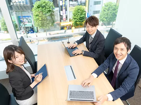 抜群のチームワーク。一つの目標をみんなで追いかけます。あなたのアイデアにも期待しています！