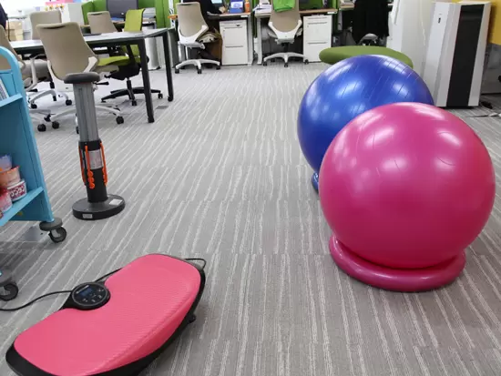 バランスボールやマシンを活用して疲れ知らずに！仕事の合間にリフレッシュできます♪