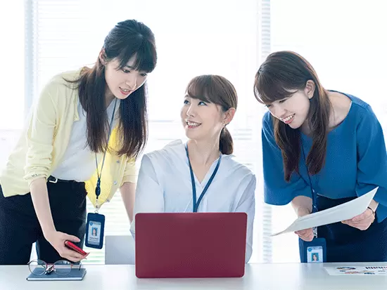 社内風景はこんなかんじ。事務と営業がコミュニケーションを活発に行える環境です。