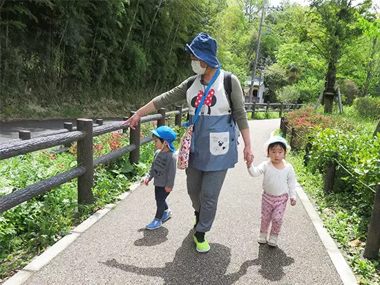 日課のお散歩♪小規模保育のため、お子さん一人一人とじっくり向き合えます。