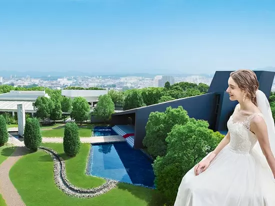 「Mia Via（ミア ヴィア）」は『Slow Wedding』を掲げる、緑と水と光に包まれたウエディングステージです。
