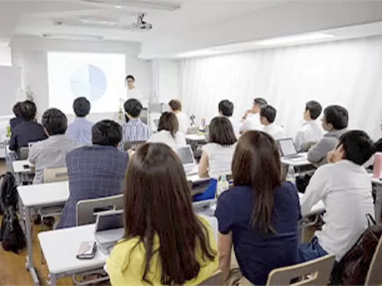 社内では部署に関係なく情報共有や意見交換を行っています。