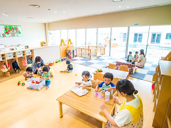 社内保育園の様子。産休育休復帰率ほぼ100％と子育てをしながら働く従業員が多く活躍しています♪