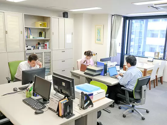 社員が気持ちよく働けるように明るく、開放感のあるオフィスとなっています＊