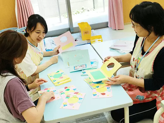 スタッフみなさんで教材の制作をしています♪
