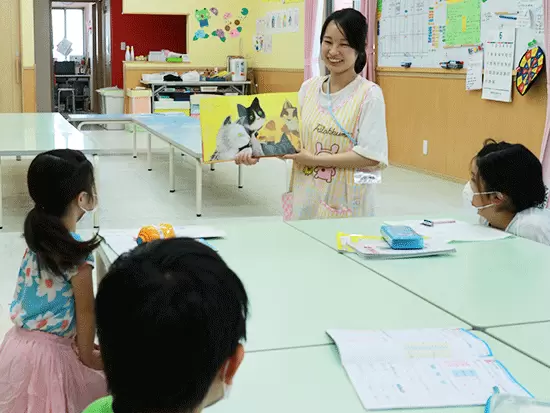 読み聞かせもみんなが楽しんでもらえるように、子どもたちに話しかけながら行います♪