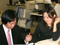 活気ある社内で日々話し合いが行われています。