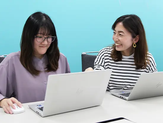 同じチームの先輩社員2名と協力しながら業務を進められるので、はじめてでも安心です
