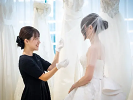 花嫁様の理想やパーソナリティーに寄り添い、“運命の一着”をご提案します。