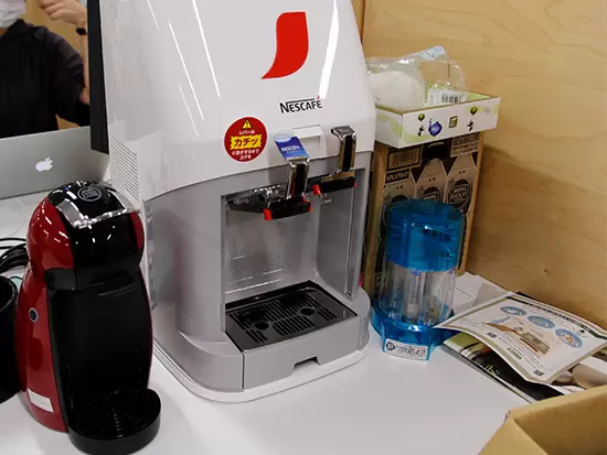 コーヒーメーカーやお菓子ボックスなどリフレッシュできるアイテムも盛りだくさん♪