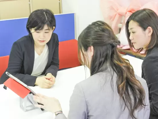 商談後はプライベートのことやお客さまとの話題について談笑したり…！