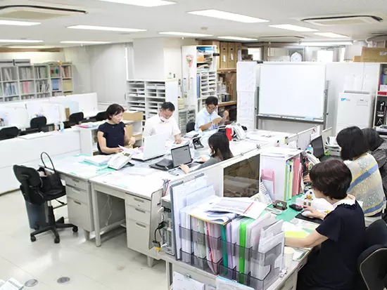 全員の顔が見渡せるオフィス。いつでも質問ができる空間です。