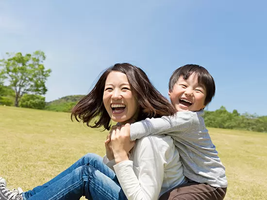 家庭と両立しながら活躍する女性社員多数！産休育休の取得実績も多数あり、長く腰を据えて働ける環境です！