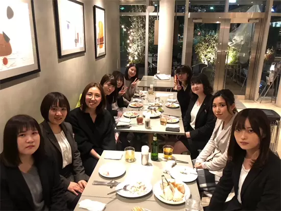 各店舗の女性社員が集まるオアシス会は、社員の憩いの場となっています♪（営業事務のみ）
