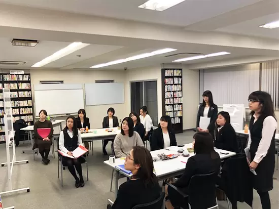 定期的に社員が集まり、会社に対しての意見を発言し合う場が設けられています！