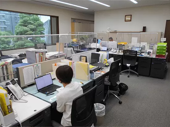 コアタイム11時～15時のフレックスタイム制を取り入れているため、柔軟に働くことができます◎