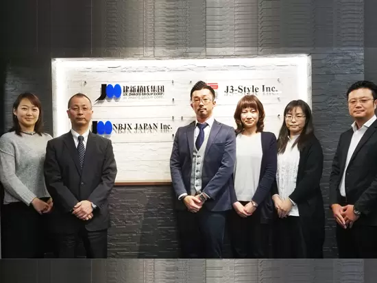 3社を経営する代表が率いる当社は、自動車板金塗装や家具デザイン製作など幅広い分野で海外進出しています