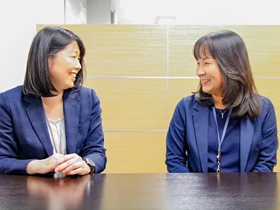 相談に乗ってくれる先輩がたくさん。所長が聞き役に徹します。