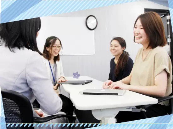 デスクワーク中心のお仕事です。お客様のニーズをしっかりとヒアリングする力が求められます。