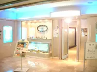 私たちの主力商品をお客様に直接体験していただく、直営店舗の入口です。