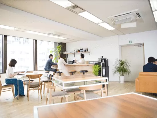 バーやハンモックを設置してありますのでリフレッシュしながら働くことが可能です。※旧オフィスの写真です